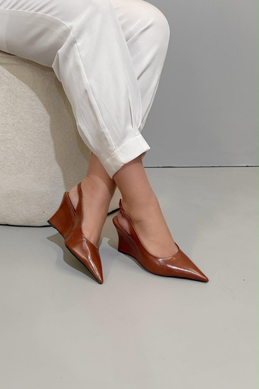 Scarpin anabela caramelo de bico fino da Mila Calçados